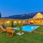 Bezirgan 2 Bedroom With Private Pool Vilă