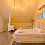 Bezirgan 2 Bedroom With Private Pool Vilă