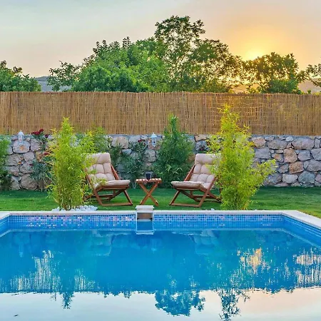 Bezirgan 2 Bedroom With Private Pool *