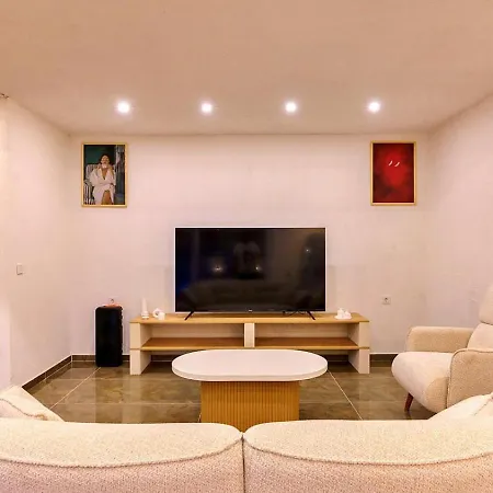 Bezirgan 2 Bedroom With Private Pool *